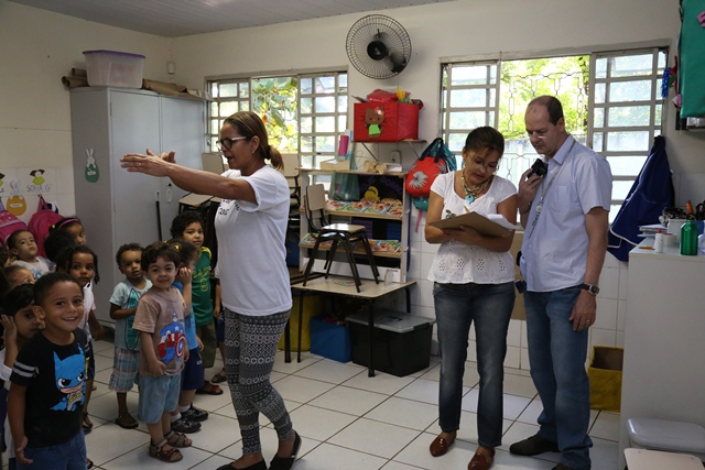 Os técnicos do TCEMG Antonieta Jardim e Antônio de Pádua verificaram as estruturas e o corpo profissional das unidades de ensino (Foto: Karina Camargos Coutinho)